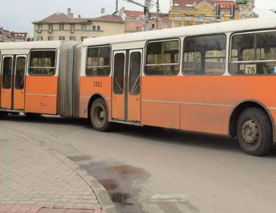 Автобус се самозапали в София и удари три коли 