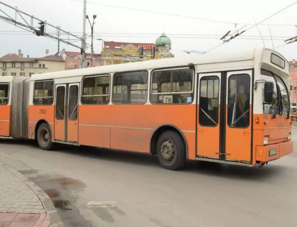 Автобус на градския транспорт се удари в стълб в столицата 