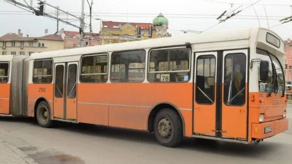 Автобус на градския транспорт се удари в стълб в столицата 