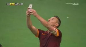 Фен на Рома си татуира селфито на Тоти (ФОТО)