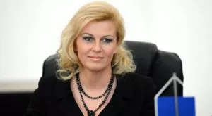 VIP-ложа? Президентът на Хърватия гледа мача с Дания като фен (СНИМКИ)