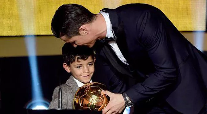 ВИДЕО: Как Роналдо младши отпразнува Златната топка на Кристиано старши? 