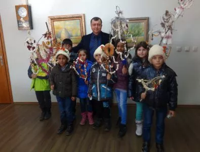 Деца сурвакаха за Василица в Павликени