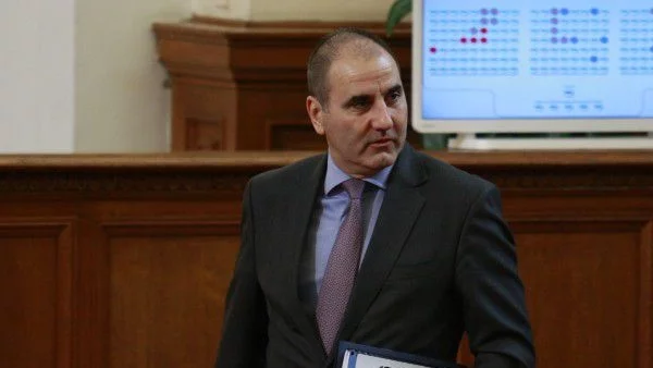 Цветанов събра 70 000 лева на рождения си ден, дарява ги на аутисти, училище и за състезание