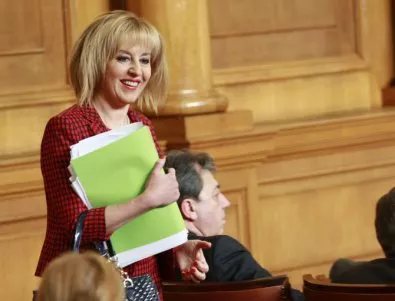 Манолова внася в парламента промени за мажоритарен избор на депутати