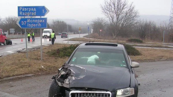 Бус отнесе лек автомобил с бременна жена на главен път