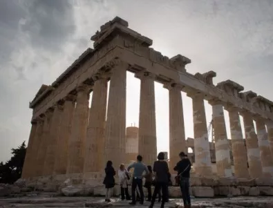 Мълния падна върху туристи на гръцкия Акропол