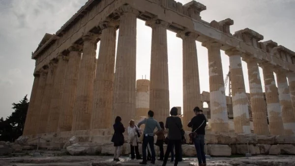 Мълния падна върху туристи на гръцкия Акропол
