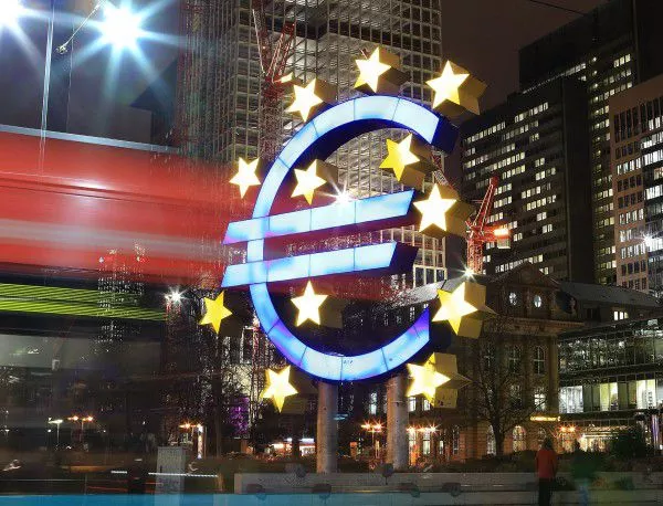 ЕЦБ няма да участва в орязяване на дълговете на Гърция