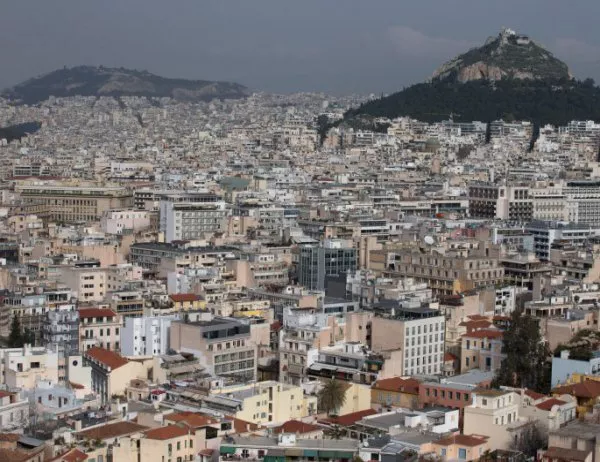 Гърция се зарина с боклуци, служителите по чистотата стачкуват