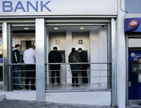 Гърците масово теглят депозитите си