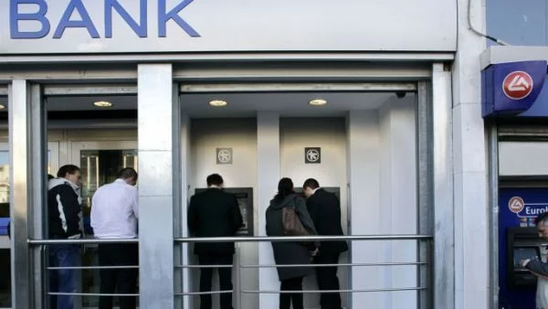 Гърците масово теглят депозитите си
