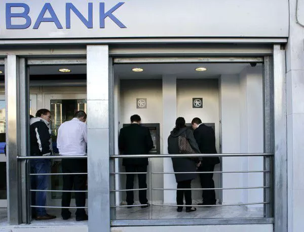 Мудис: Контрол над банките и замразяване на депозитите в Гърция са твърде вероятни