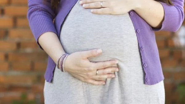 Жена роди своите брат и сестра