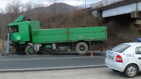 Камион падна от мост върху главен път Е-79, трима пострадаха