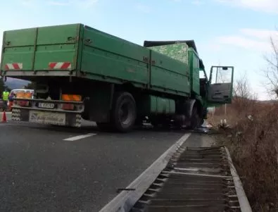 Шофьорът на камиона-убиец във Върбица го карал за пръв път