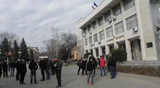 Фенове на ЦСКА протестираха пред съда в Благоевград