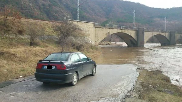 От утре реките прииждат, оранжев код за дъжд и вятър