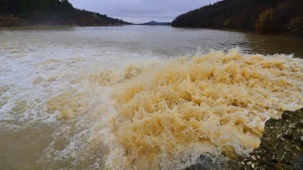 Водните количества в реките над праговете за високи води