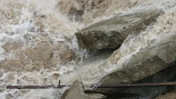 Вучков предупреждава, че и днес ще има изпускане на язовири