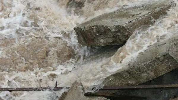 Водолази издирват телата, на падналите в р. Девинска
