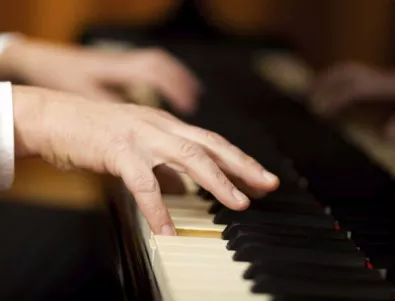 Музикант от Полша преподава пиано на млади бургаски изпълнители