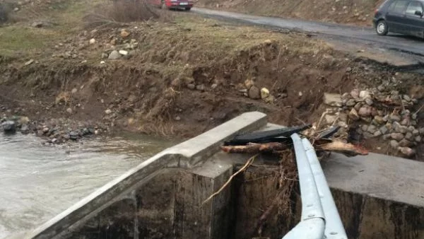 Смолян отмени бедственото положение, Кърджали с разрушени пътища след пороя
