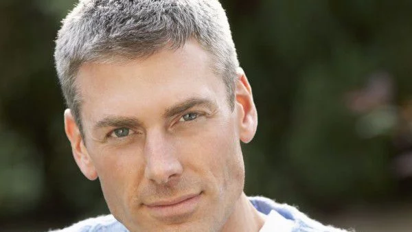 7 причини да излизаш с мъж с прошарена коса