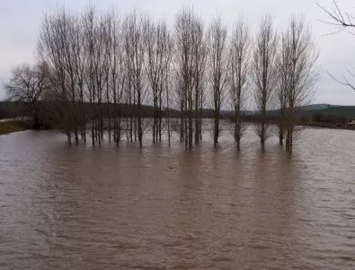 Скъсана дига заплашва Гълъбово с наводнение