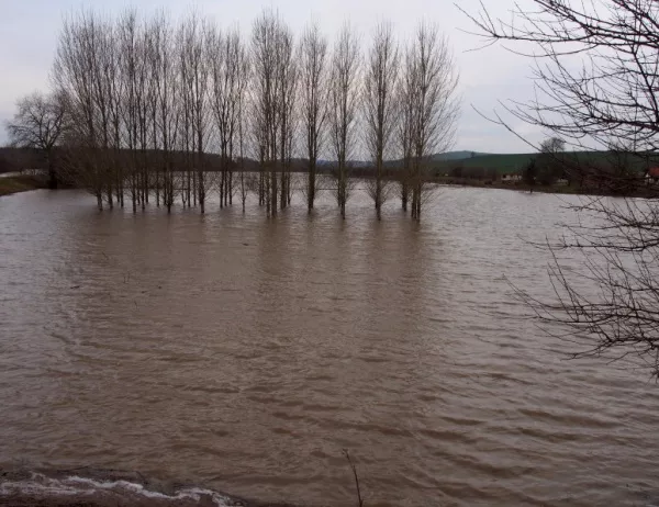 Един удавен при наводненията в Бургаско, жена е в неизвестност