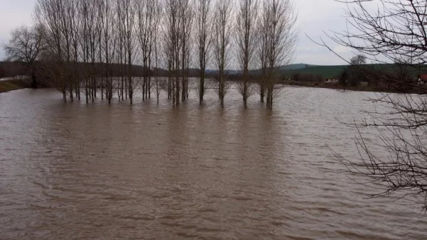 Един удавен при наводненията в Бургаско, жена е в неизвестност