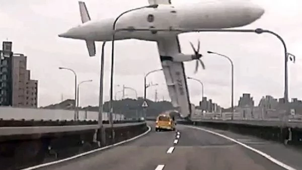 Вижте сензационни снимки и ВИДЕО от разбития самолет (18+)