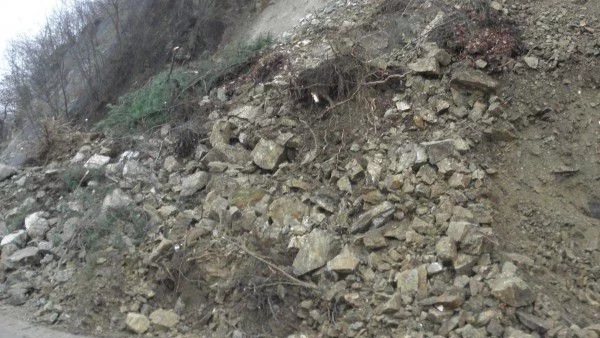 Свлачище почти затвори пътя между Симитли и Гоце Делчев