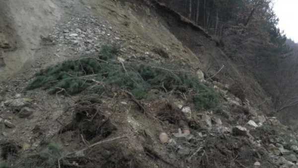 Опасност от падащи камъни по всички пътища в Смолянско