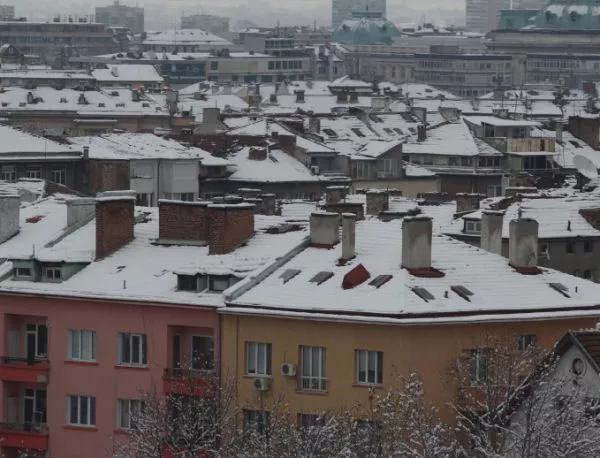 Няма населени места без ток заради снега