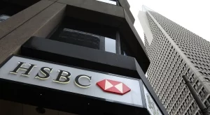 Централата на HSBC остава в Лондон 