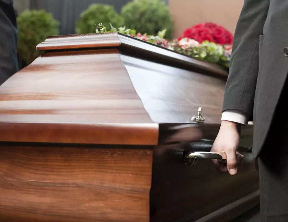 Църква отказа погребение на мъртвец, донесен на стол и облечен в розово сако и бели панталони