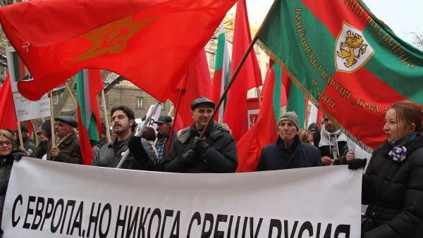 Над 800 души казаха "Не на войната! Да на мира" пред президентството
