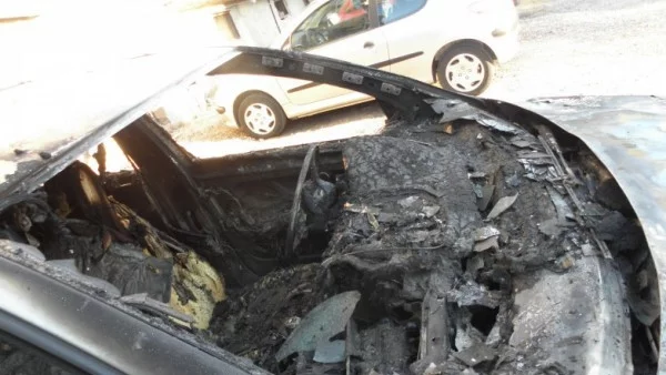 Лек автомобил се е запалил в движение и е изгорял напълно на пътя от Димитровград за Хасково