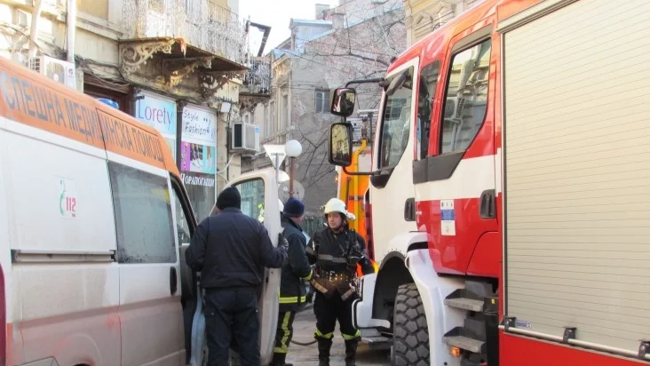 Пожар завладя апартамент в Шумен, 3 деца се спасиха от пламъците 