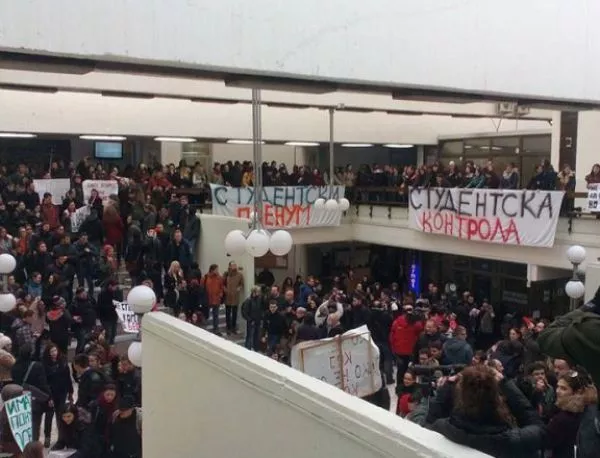 Македонски студенти окупираха Скопския университет