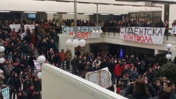 Македонски студенти окупираха Скопския университет
