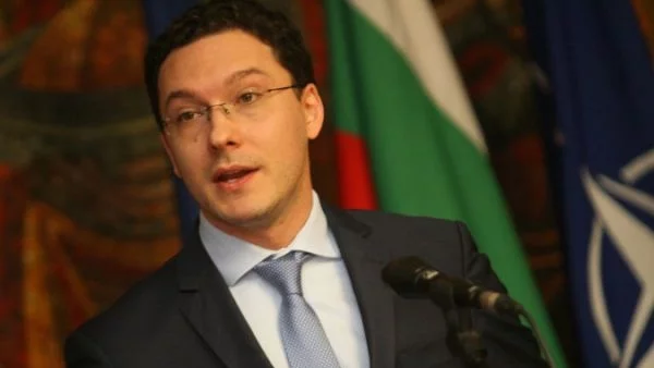 Външният министър станал преводач на премиера