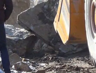 Опасност от свличане на скални и земни маси по пътя за Карнобат