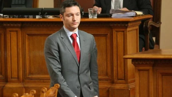 БСП доведе в парламента уволнени от управляващите