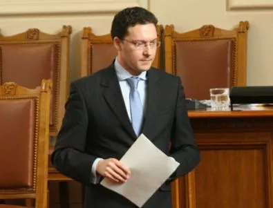 Депутатите не поискаха да изслушат Митов за отказа да дадем коридор на руски самолети 