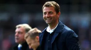 Бутилка контузи треньора на Астън Вила