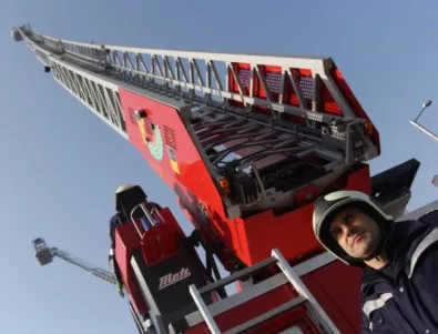 Пожарникари спасиха деца и възрастни от удавяне