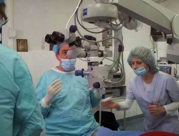 Д-р Димитър Тасков оперира първите пациенти с новия 3D лазер в Пловдив