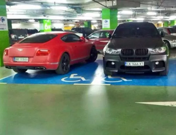 СКАНДАЛНО: Българска звезда паркира на място за инвалиди 